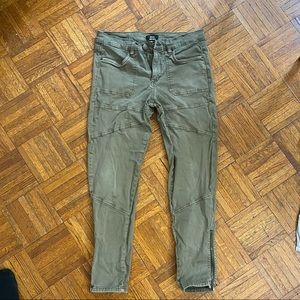 Army green skinny jeans with details